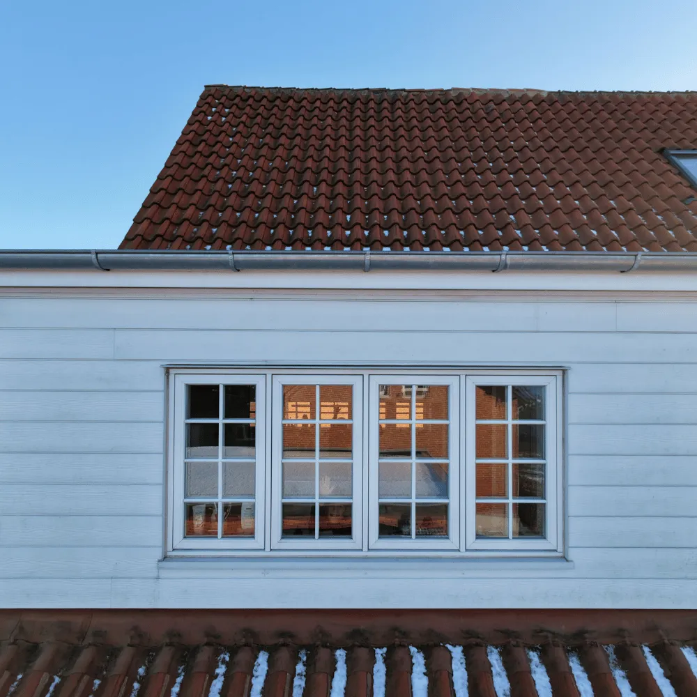 Facade med sprossede vinduer under et tegltag