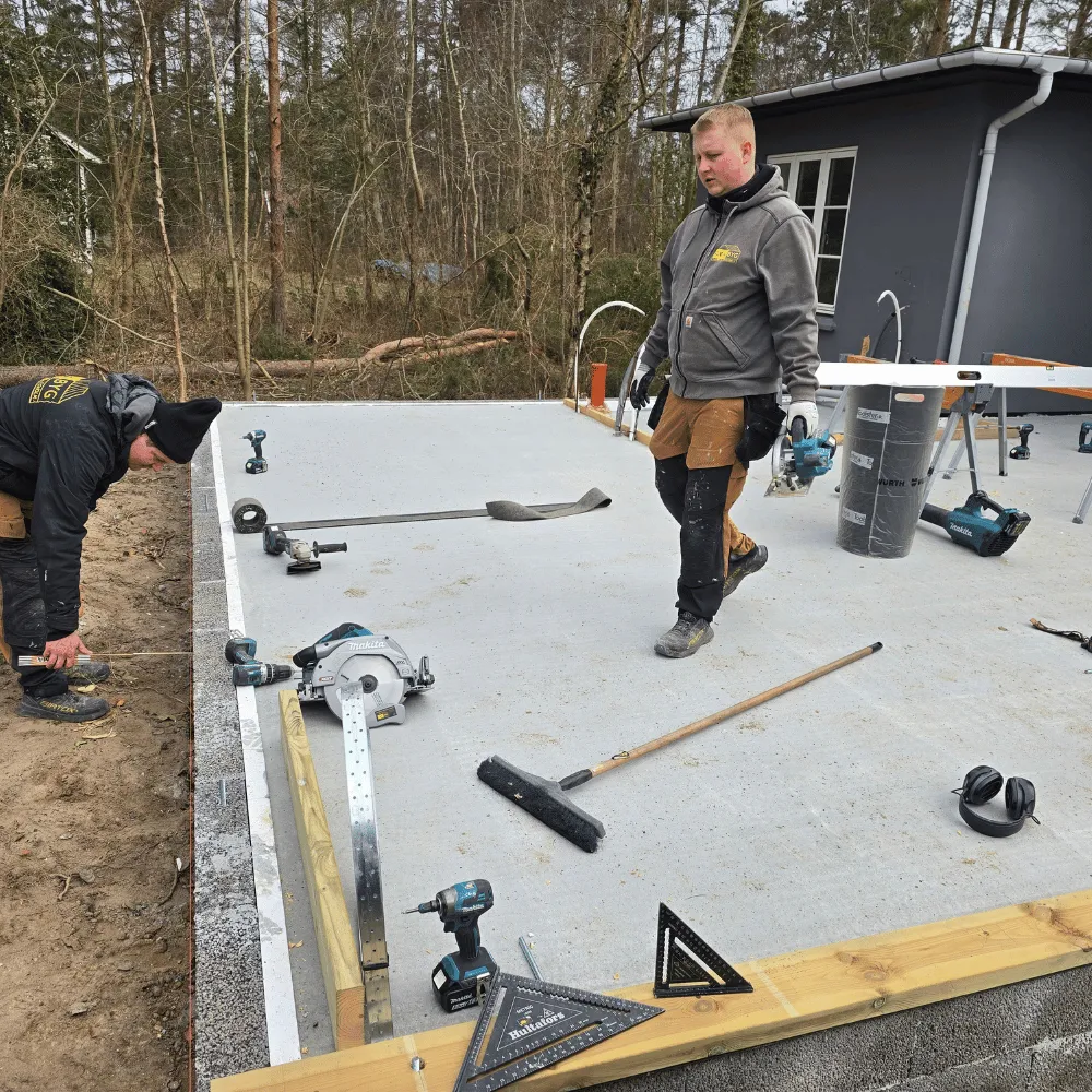 Solidt fundament med korrekt afstand mellem strøer under terrasse